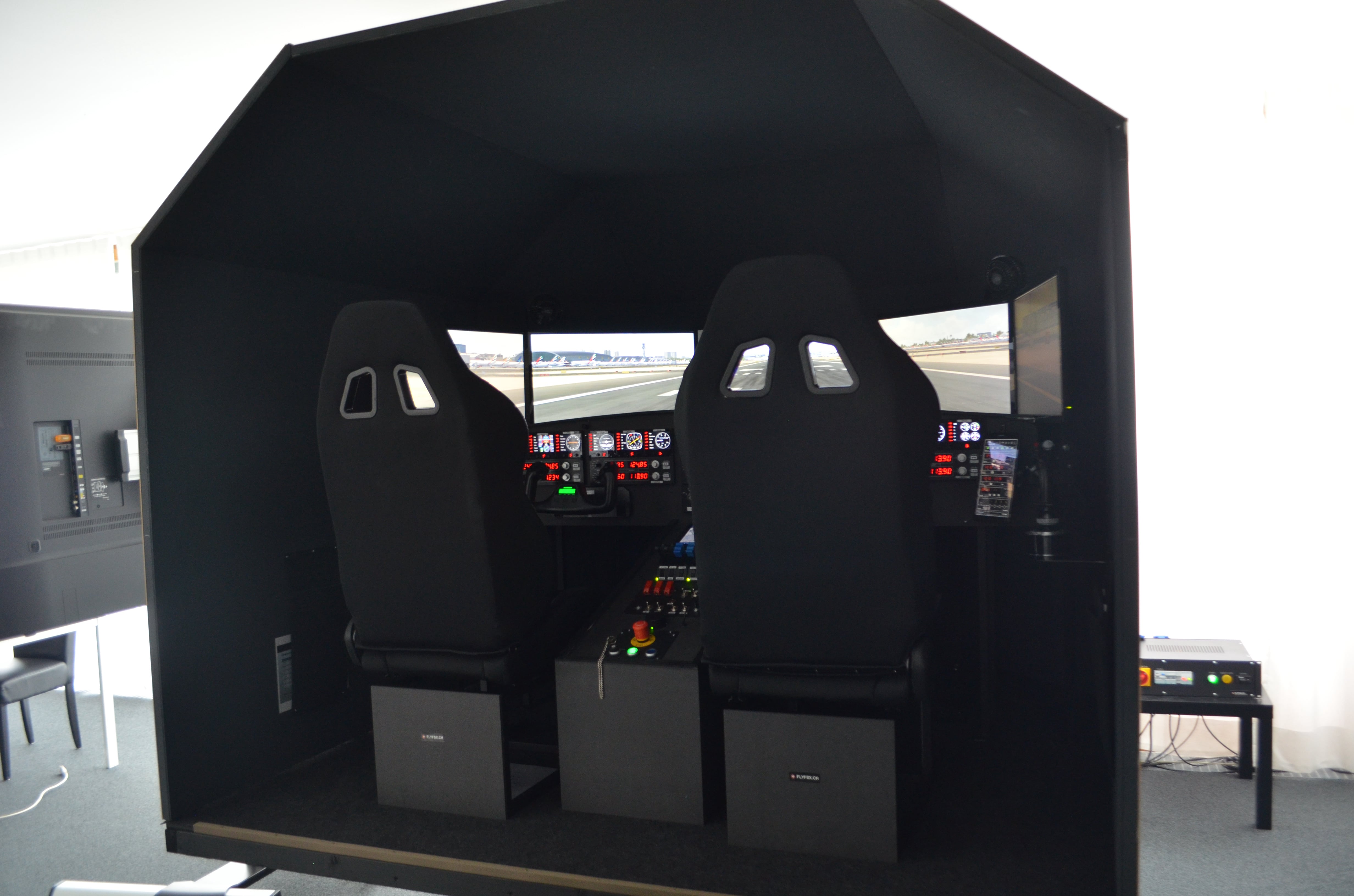 FLYFSX - Flugsimulator - Flight Simulator -  Rüchligweg 55 - 4125 Riehen - Basel - Baden - Aarau - Zürich - Schweiz - Lörrach - Freiburg - Deutschland